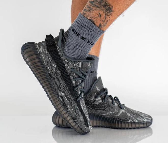 [Image: Yeezy-Boost-350-V2-MX-Dark-Salt-on-feet.jpg]