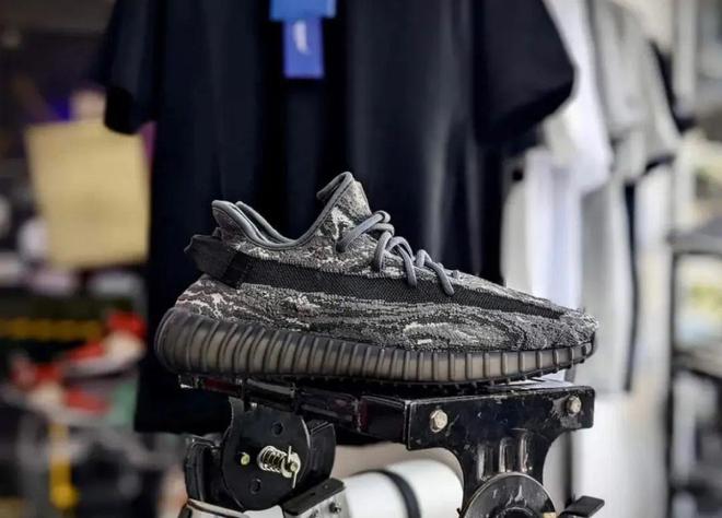 [Image: Yeezy-Boost-350-V2-MX-Dark-Salt.jpg]